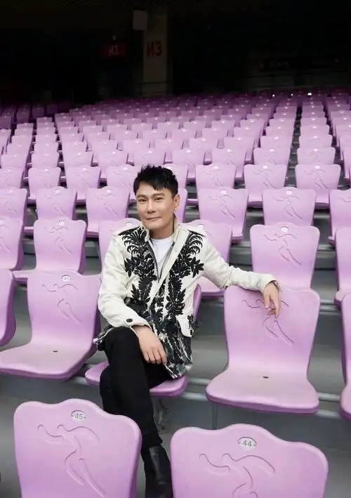 张信哲在唱《爱不留》的时候吃了一只蚊子,蚊子的声音都收进去了