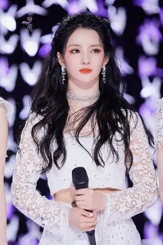 她在这里说这个话让gugudan团粉尴尬么,亏得世正和美娜还给她加油 r