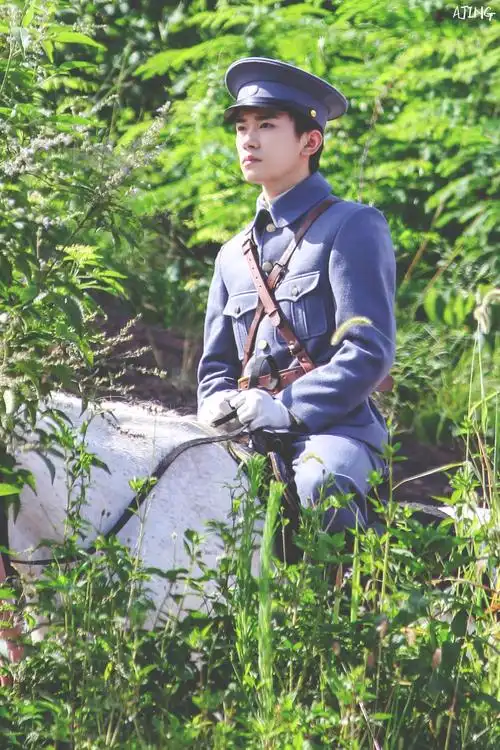 阿易骑马军装艳势番之新青年易烊千玺