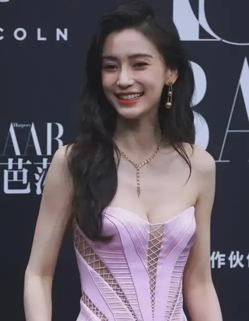 杨颖离婚后彻底放飞了!穿抹胸裙秀身材,可一马平川差点没撑起来