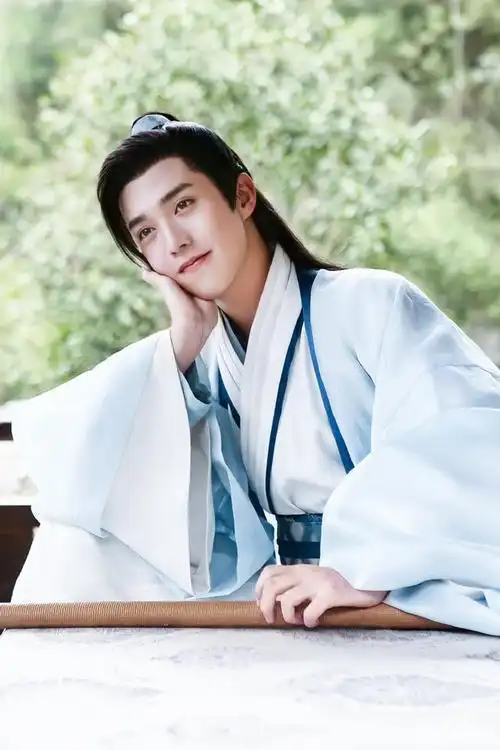 山河令中暖心的曹蔚宁在生活中也是一枚暖男可爱又阳光