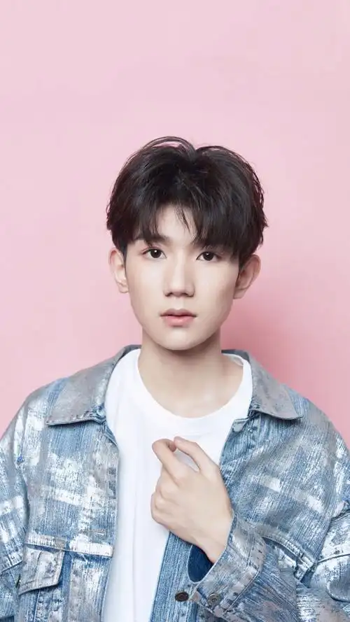 王源清爽帅气时尚写真图片手机壁纸