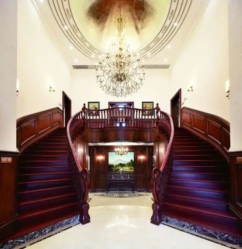 入户大景:双侧弧形楼梯盘旋而上,与天花穹形吊顶形成呼应,楼梯扶手