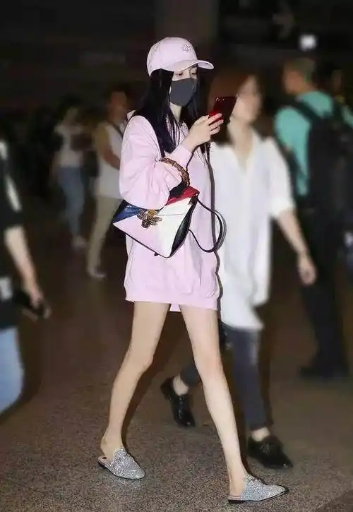 路人抓拍下的杨幂,零修图真的是腿精本精,网友:腰都快比腿细了_单看