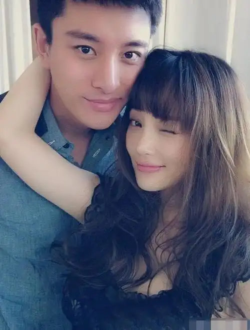 贾乃亮为了支持李小璐喜欢嘻哈,他不惜给老婆的嘻哈偶像,心甘情愿打榜