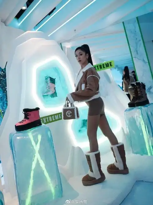 吉克隽逸这一身堪称姐系穿搭模板,毛茸茸长靴搭配机车羊羔毛翻领夹克