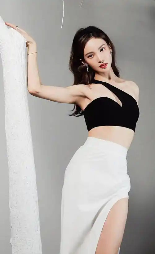 在这组别出心裁的写真中,金晨选择了一款设计感极强的黑色单带内衣