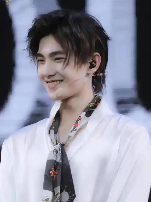 杨洋罗云熙的长发造型给人一种不羁的感觉,尤其是他的眼神,简直是撩人