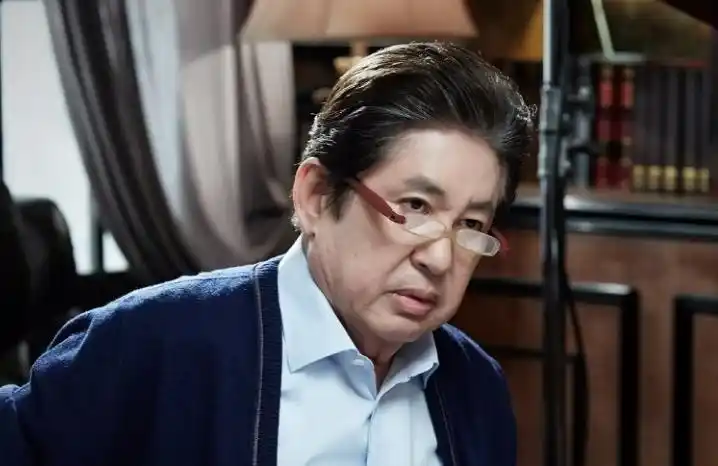 75岁韩国老戏骨金容建卷入堕胎风波强制小39岁女友堕胎