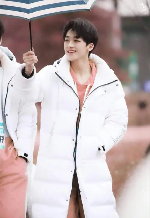 创造营2019何洛洛效仿紫婷的高跟鞋一袭衬衣好性感