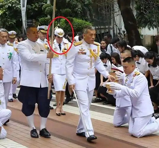 泰国国王夫妇穿情侣背心一起运动有活力王后还被老公甩在身后