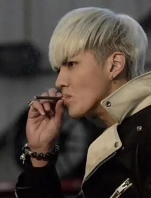 圈内男神私下里抽烟的样子也很帅气,哪位撩到你了?