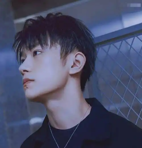 特别帅气阳光的张新成圈粉无数,除了漂亮的眼睛,张新成的喉结也很吸睛