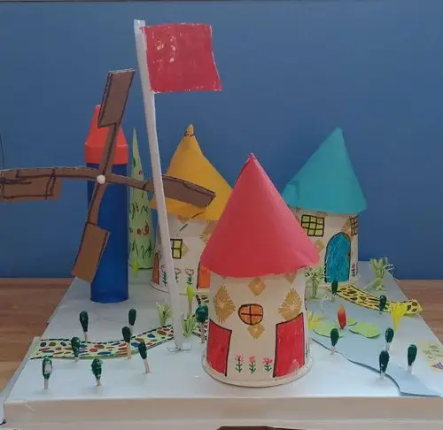 看!这是我们大班周奕朗的手工作品:美丽的风车大房子真好看