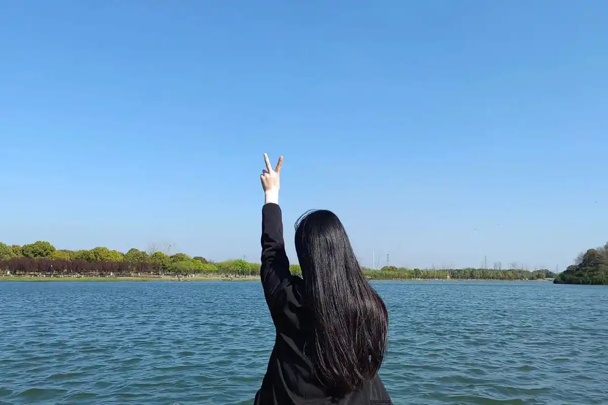 遇见你很开心.希望你也这么觉得#背影 #拍照的意义是什么 # - 抖音