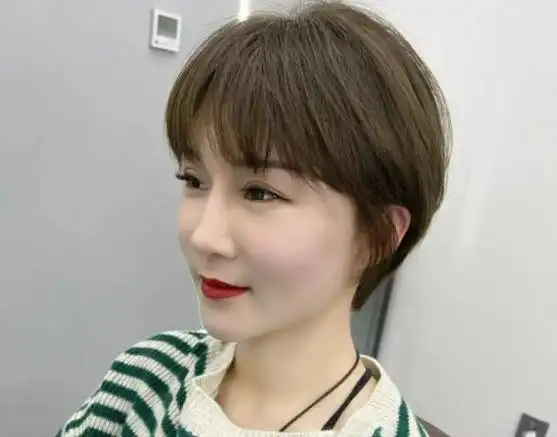 许多中年女性在选择发型时,也会考虑是否能展现出小脸,并显得年轻