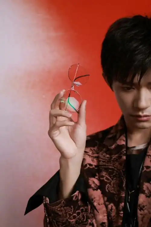 易烊千玺粉色渐变眼镜