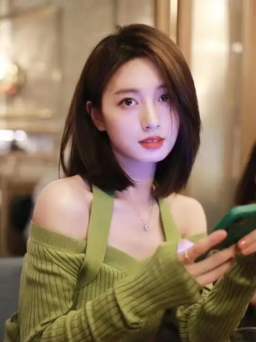 既显瘦又性感撩人,是一款很百搭的宝藏发型与一般的锁骨发发型不同