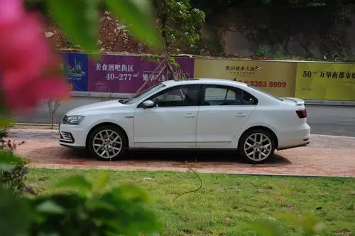 大众速腾gli试驾一台兼顾家用的性能车