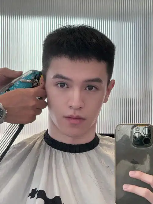 换个新发型##发一张照片记录今天##怪兽大学##美式前刺##男士造型