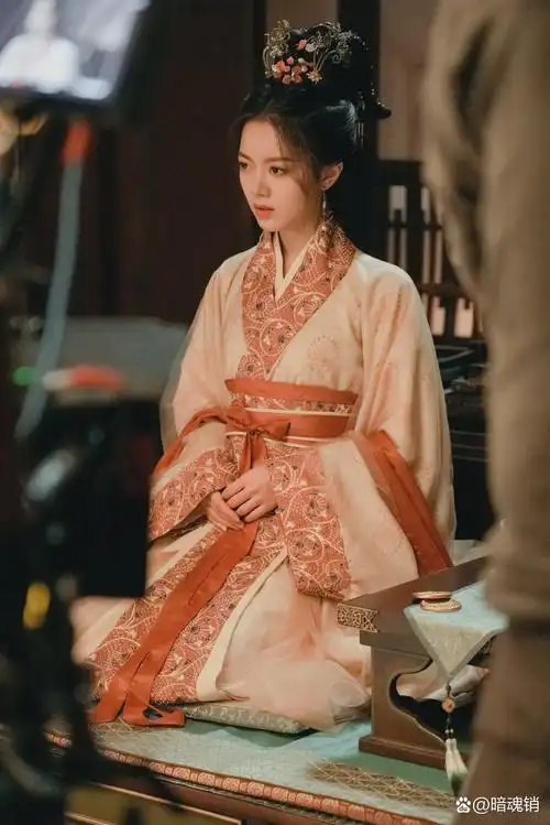 赵今麦《度年华》剧照,古装造型还是蛮好看的,古装仪态也还不错喔.