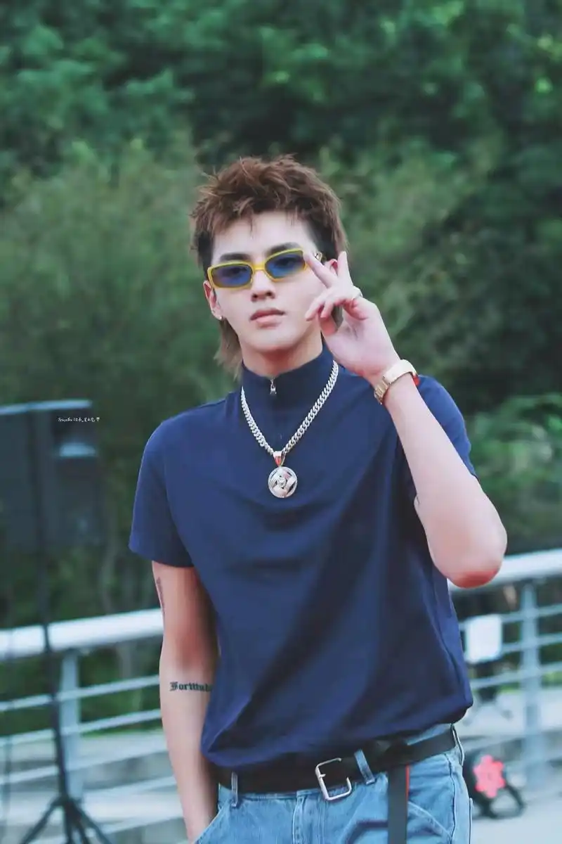 来看天神凡与他的神器之一——墨镜!