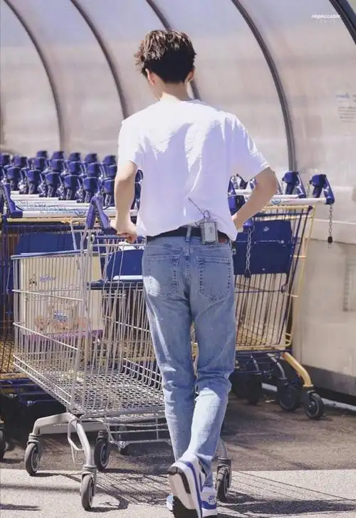 普普通通的背影杀手「王俊凯」