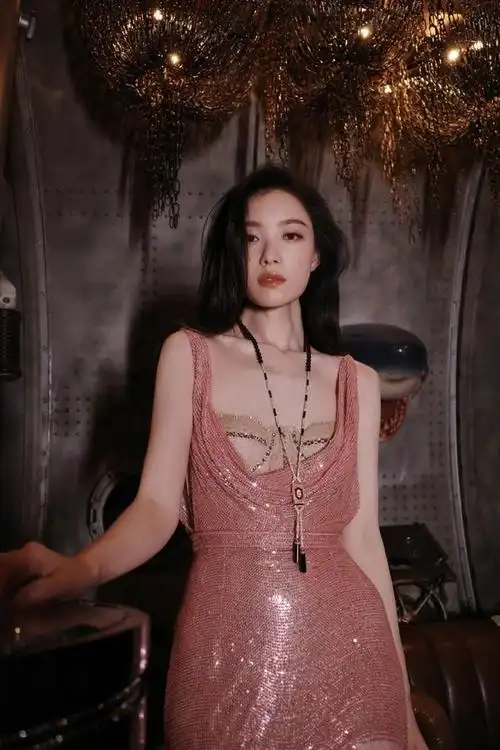 倪妮惊艳上海国际电影节红毯,穿搭造型美到发光!第二套才是亮点