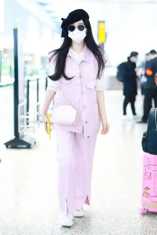 范冰冰机场现身造型太嫩!粉色马甲配贝雷帽系错扣子,秋衣太抢镜