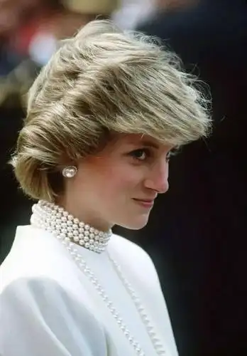 出席亲王葬礼的凯特王妃,戴上了婆婆和奶奶都戴过的珍珠项链