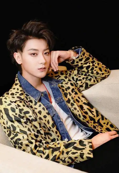 黄子韬豹纹西装叠穿牛仔个性洒脱,而短袖衬衫配针织衫潮流时尚_造型