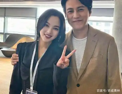 靳东晒与辛芷蕾合照,搂着女方很亲密!网友吐槽:老婆会吃醋