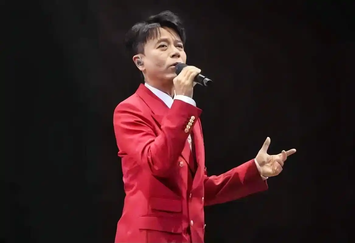 罕见!妻子带儿子现身李克勤演唱会,不客气收粉丝红包称是美德!