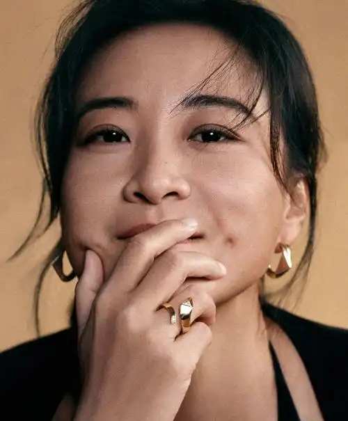 贾玲近照曝光,瘦到脱相没精神,脸色蜡黄,面部凹陷令人担忧