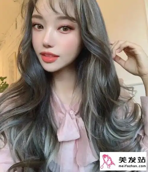 卷发搭配亮眼的橘色,非常地引人注目,而且很显白,真的会有种小美人鱼