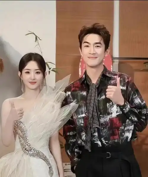 林更新在赵丽颖身边像孩子一样放松看上去两个人真甜