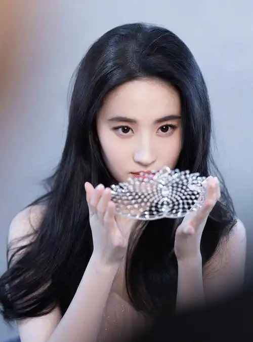 刘亦菲,虽说现在女神胖了一点,但女神就是女神 yydns深圳/设计爱好者