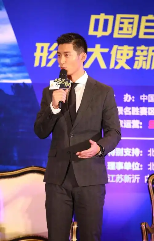 [4]2021年4月,窦骁回复网友评论否认与何超莲结婚:"我也2g了".