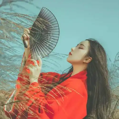 红衣古风女子唯美句子