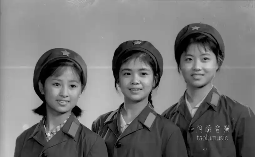 老照片里的旧时光五六十年代三位漂亮的女兵早期纪实摄影
