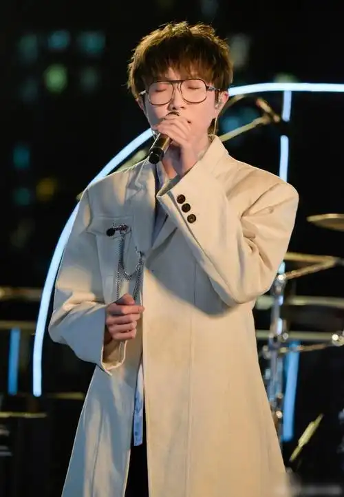 毛不易晒出银杏的照片预告称专辑就快了表示有十一首原创