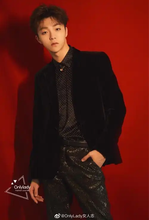 陈立农 身着黑色丝绒西装,搭配黑色衬衫,闪钻设计