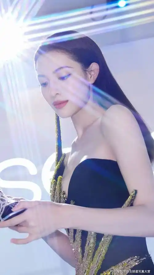 【钟楚曦性感写真美图】渐变亮片礼服,璀璨迷人,流光绮境美图_sergio