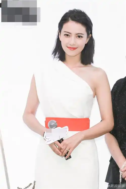 高圆圆白裙露香肩捞金 红唇靓丽颜值高
