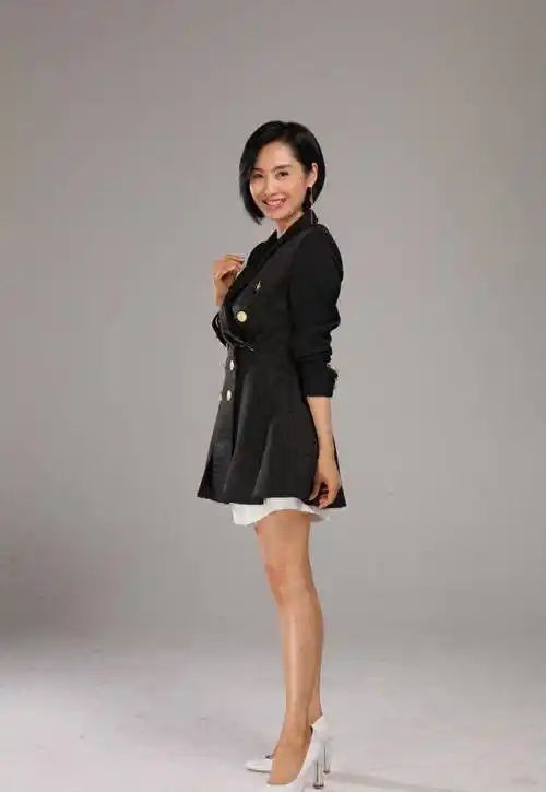 朱茵够自信,图不p就放出来,腿部肤色太真实了_明星_气质_少女