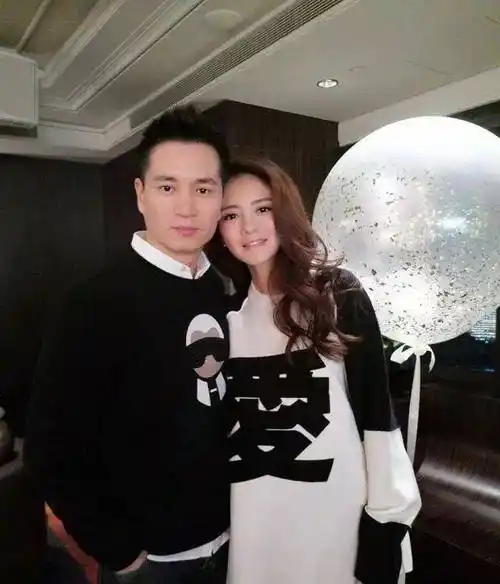 安以轩的家世本就显赫,奶奶是台北有名的地主,被业界称为是"大地主吴