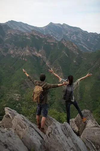 年轻情侣户外徒步旅行