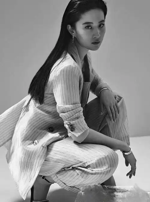 33岁刘亦菲首登vogue封面,天使脸蛋曲线身材,美得太高级_设计_增加了