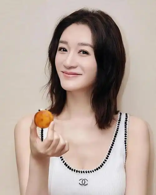 47岁李小冉娱乐圈的大号水蜜桃独立反叛的魅力女神