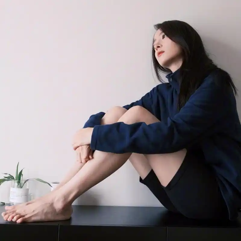 胡冰卿裸足新照!看脸就够了,千万别看脚 #九月动态激励计划